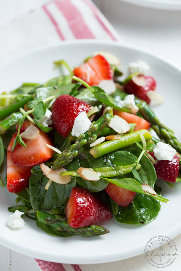 Strawberry-Spinach-and-Asparagus-Salad_7433